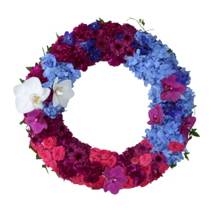 En blomsterkrans gjord av färgglada blommor i rosa, blått och lila, dekorerad med vita och lila orkidéer.