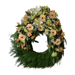 En blomsterkrans med gröna löv, vita liljor och persikofärgade blommor.